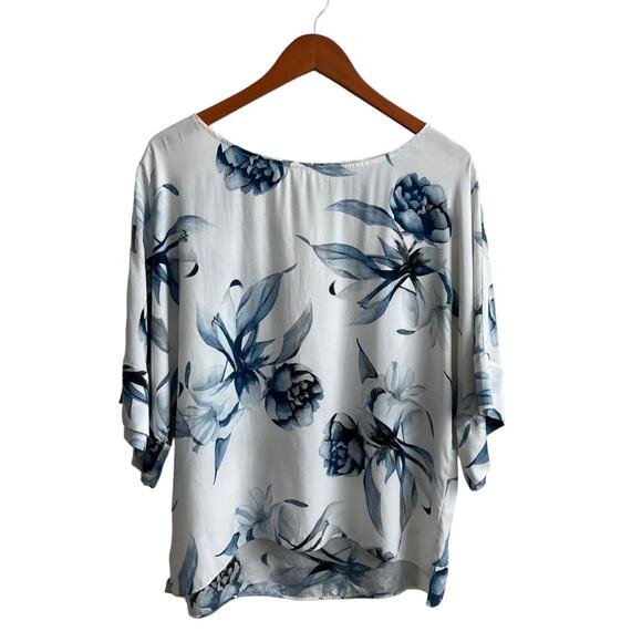 Go By GoSilk Minimalist Floral Short Sleeve Silk Blouse - Picture 6 of 10